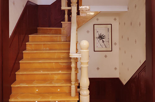 南区街道中式别墅室内汉白玉石楼梯的定制安装装饰效果